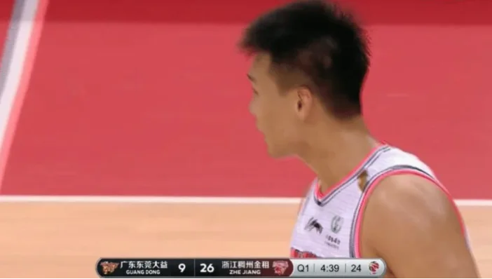 任骏飞外线拉扯防守，为何能持续吸引包夹？